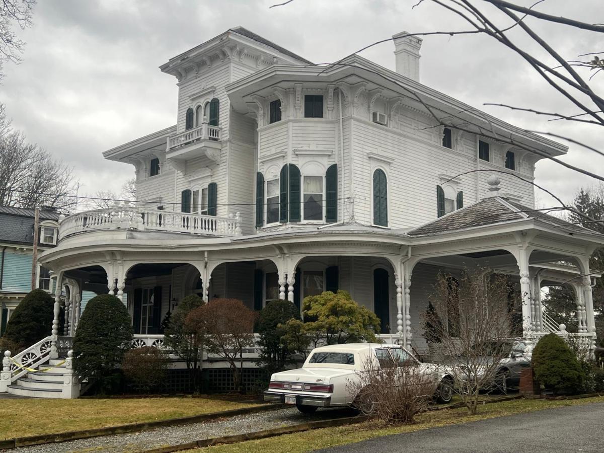1 Bedroom Private Victorian Apt In Convenient City Location On 5 Acre, Sleeps 4 Poughkeepsie Exteriér fotografie