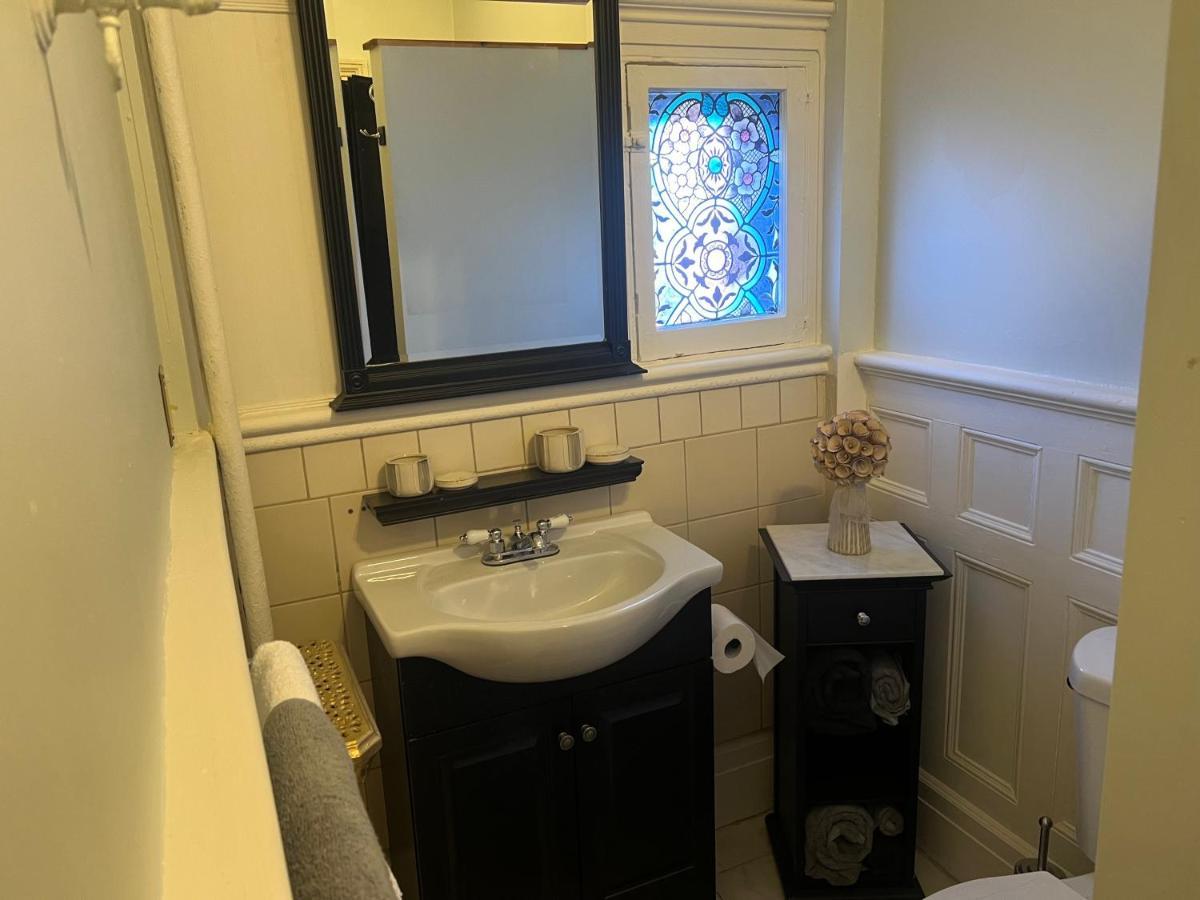 1 Bedroom Private Victorian Apt In Convenient City Location On 5 Acre, Sleeps 4 Poughkeepsie Exteriér fotografie